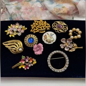 Vintage lot of Brooches 13